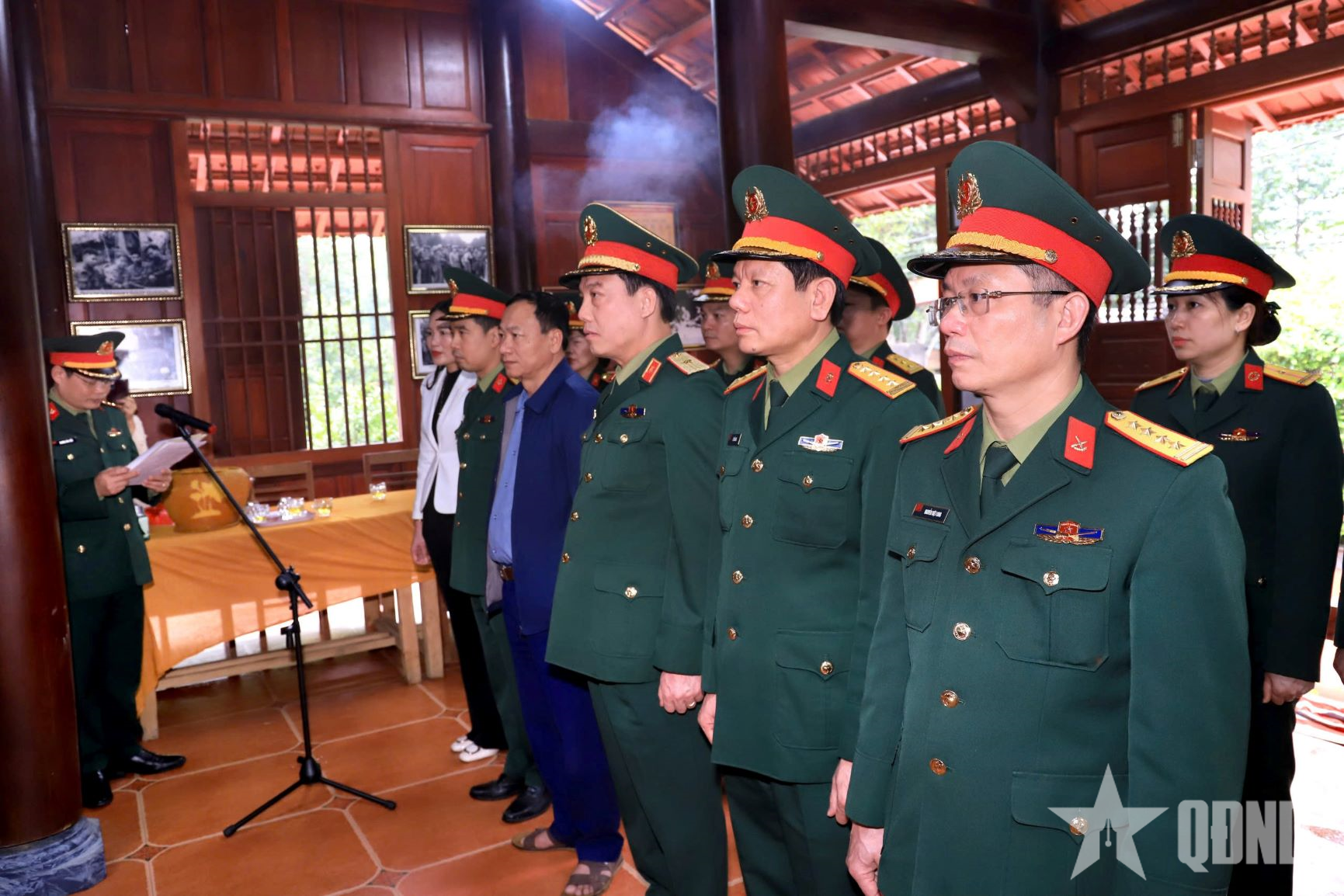 Tổng cục Hậu cần - Kỹ thuật dâng hương các anh hùng liệt sĩ tại Hà Tĩnh